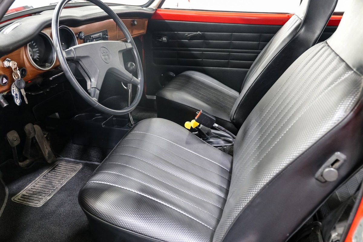 Volkswagen-Karmann-Ghia-1973-Coupe-16