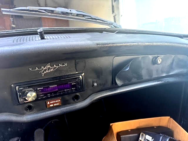 Volkswagen-Karmann-Ghia-1974-Coupe-10