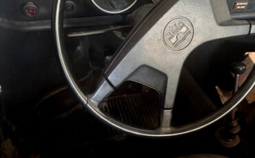 Volkswagen-Karmann-Ghia-1974-Coupe-11