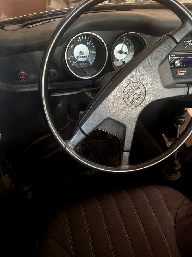 Volkswagen-Karmann-Ghia-1974-Coupe-11