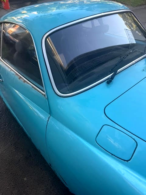 Volkswagen-Karmann-Ghia-1974-Coupe-8