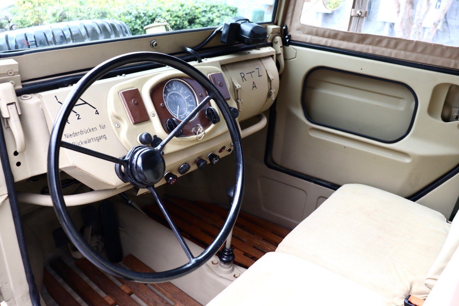Volkswagen-Kubelwagen-WWII-Military-Type-82-Replica-1973-Convertible-13