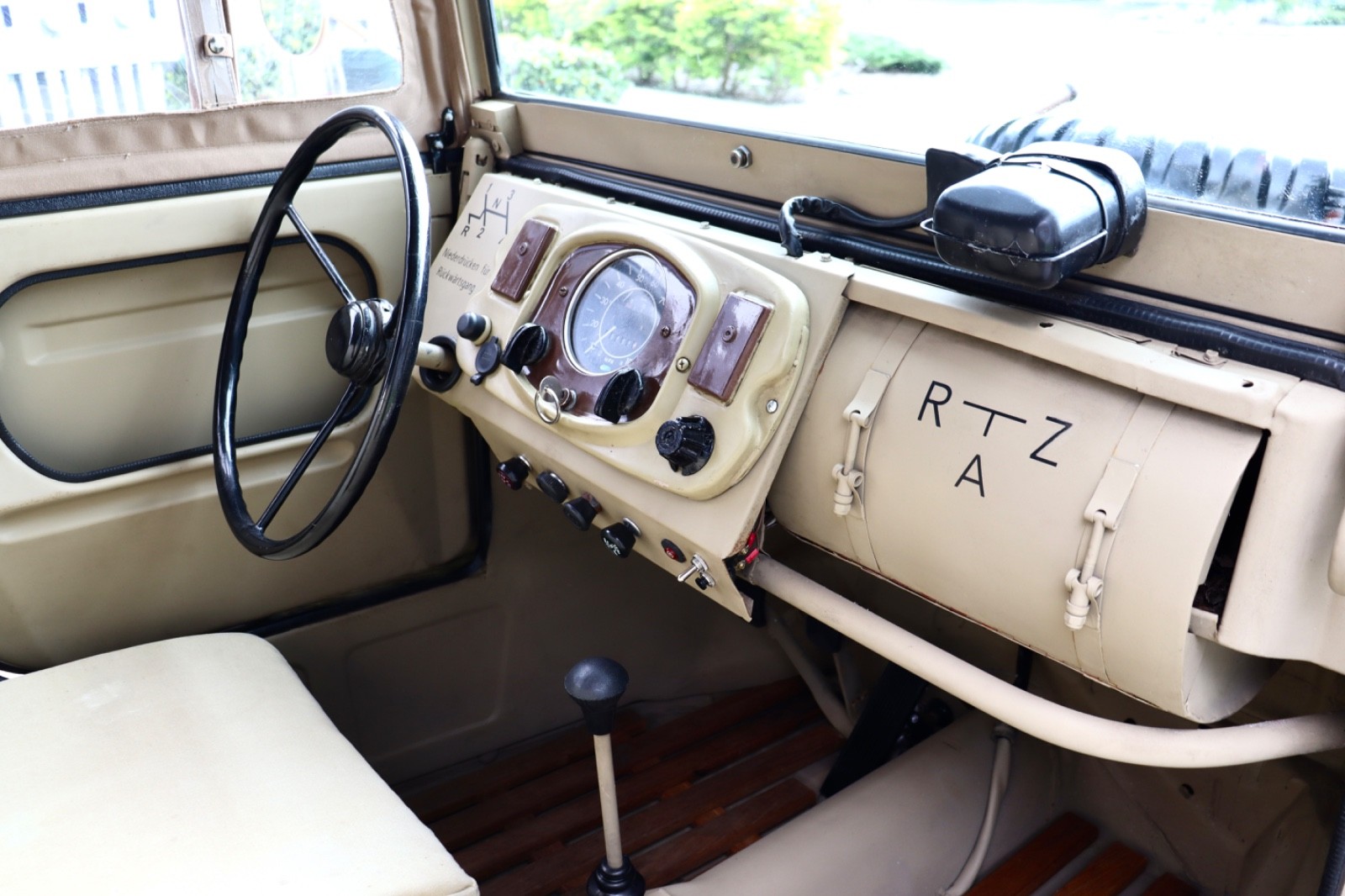 Volkswagen-Kubelwagen-WWII-Military-Type-82-Replica-1973-Convertible-18