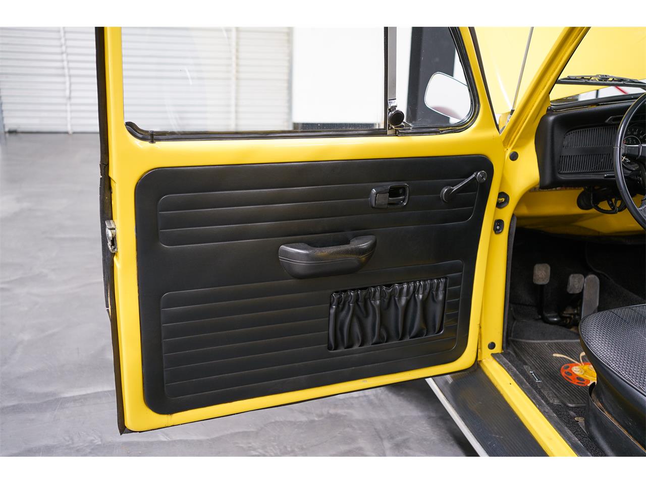 Volkswagen-Super-beetle-1972-Texas-Yellow-Black-19