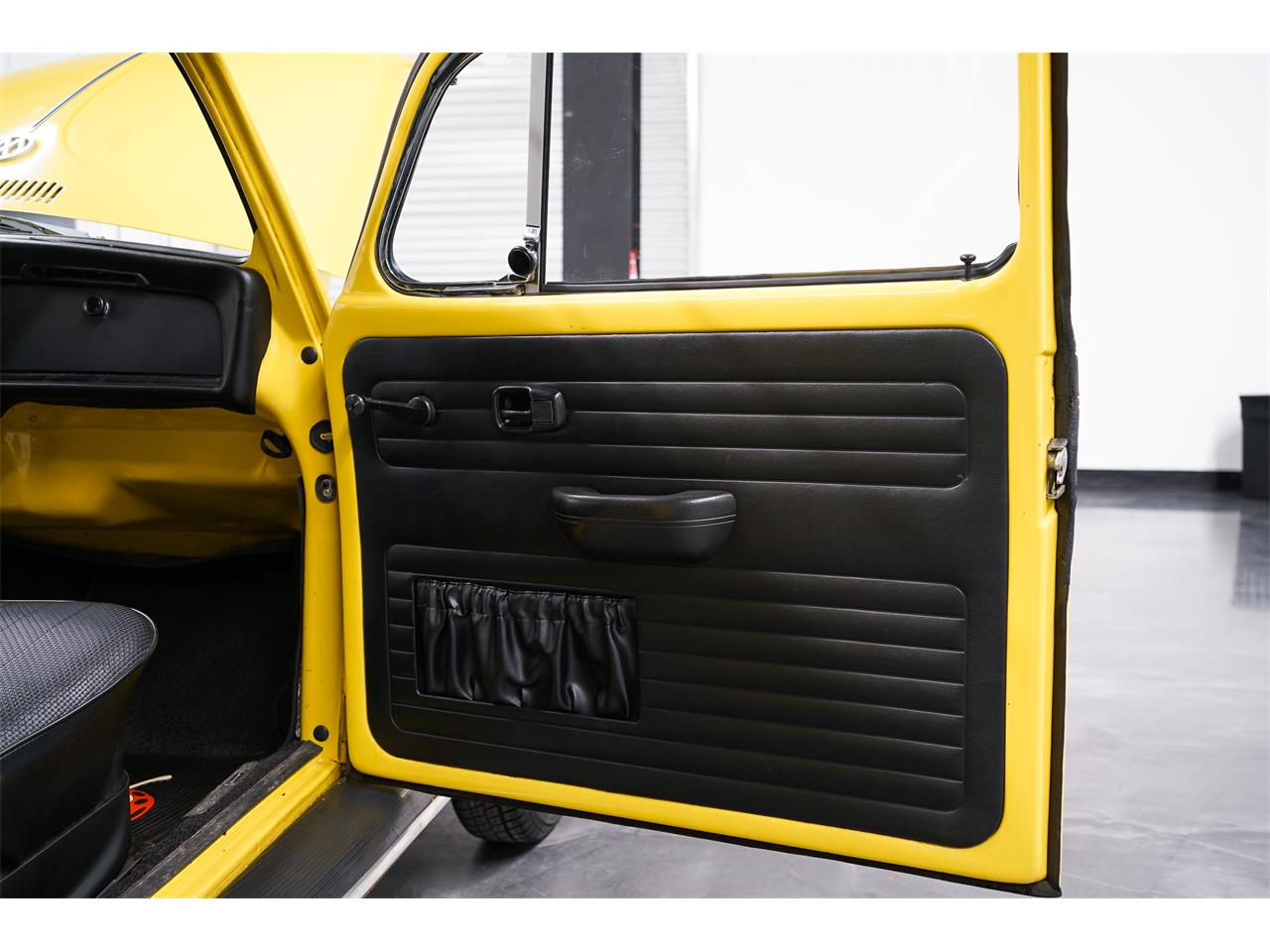 Volkswagen-Super-beetle-1972-Texas-Yellow-Black-20