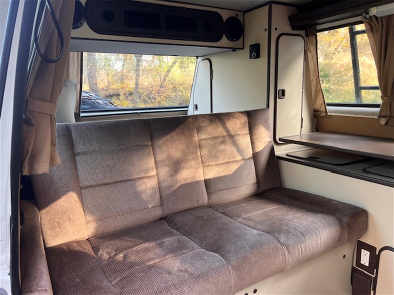 Volkswagen-Syncro-1986-White-Brown-4