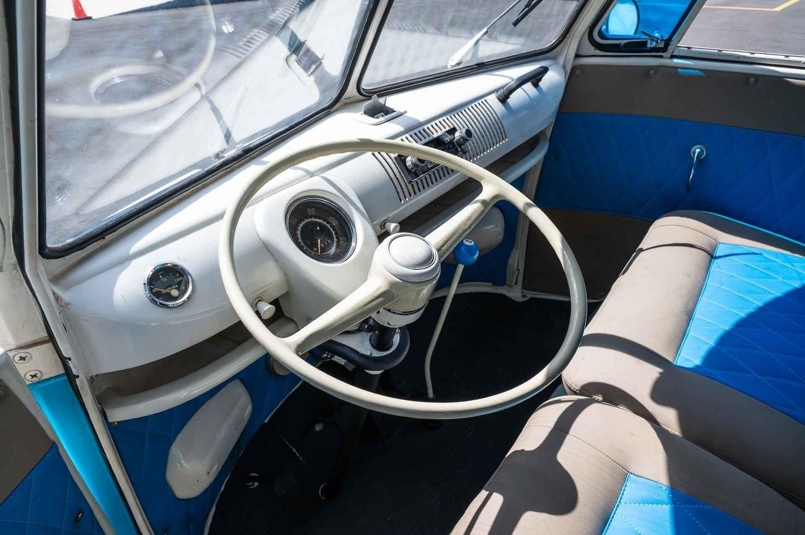 Volkswagen-Transporter-Bus-1973-Bus-10