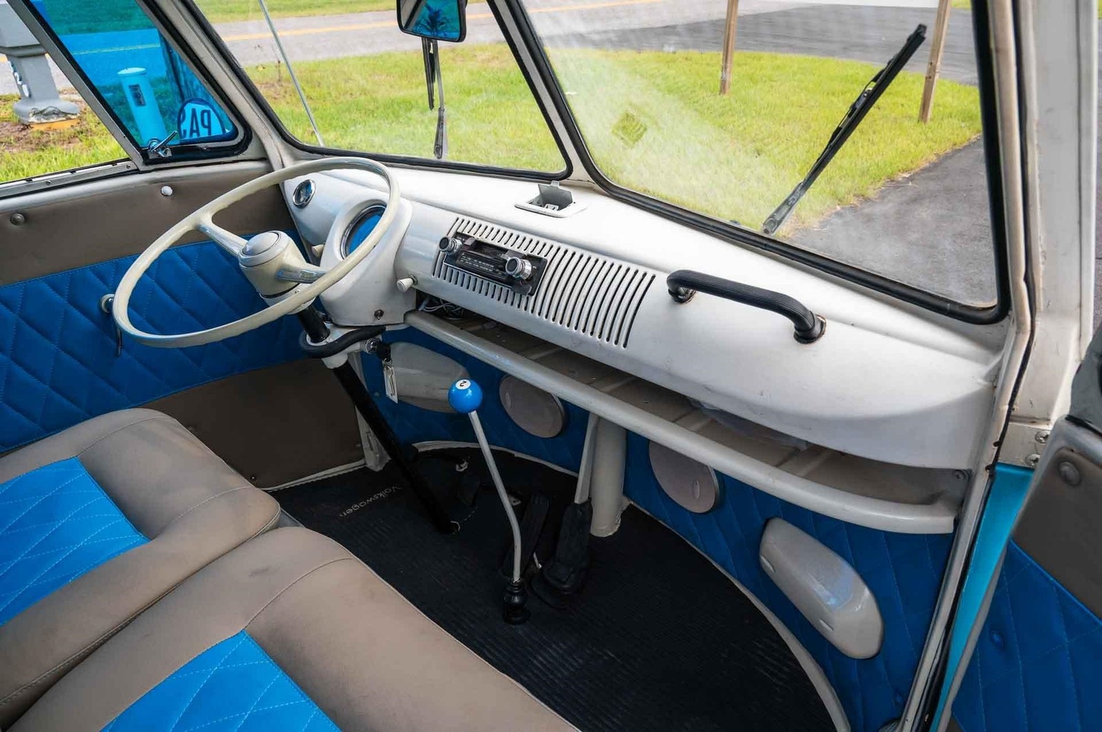 Volkswagen-Transporter-Bus-1973-Bus-11