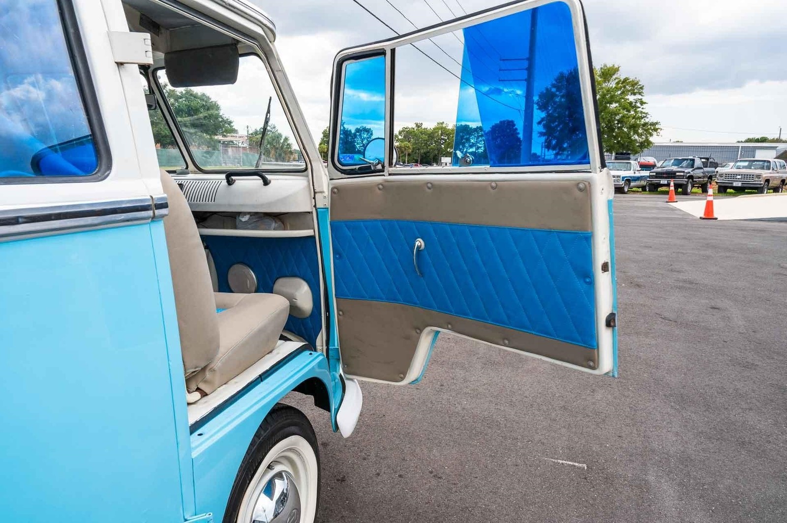 Volkswagen-Transporter-Bus-1973-Bus-38