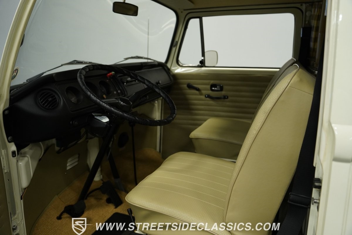 Volkswagen-Westfalia-Camper-1973-Van-4