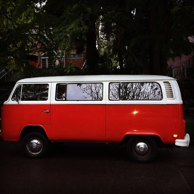 Volkswagen-bus-1977-red
