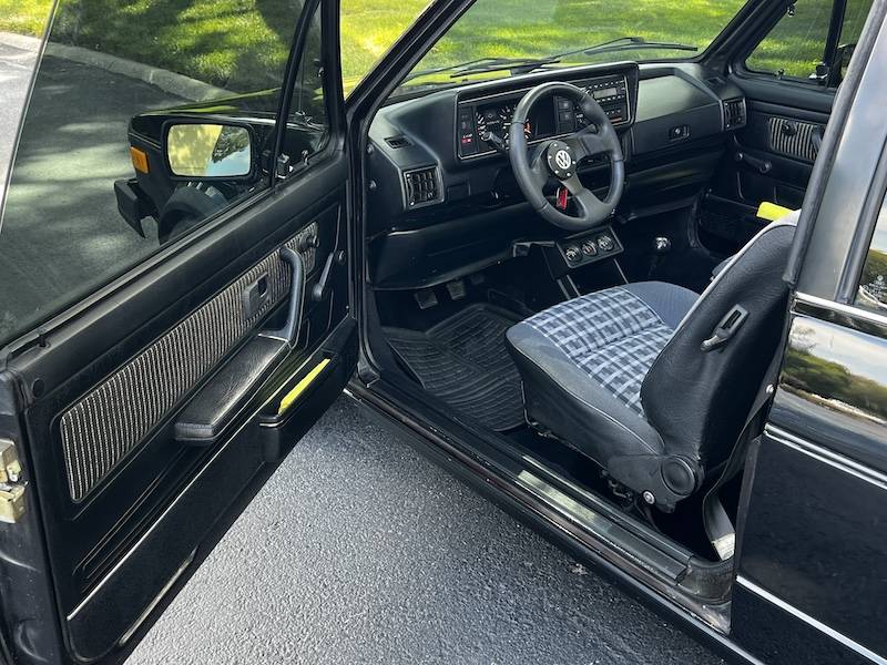 Volkswagen-cabriolet-1984-black-41