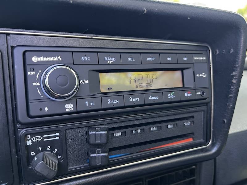 Volkswagen-cabriolet-1984-black-92