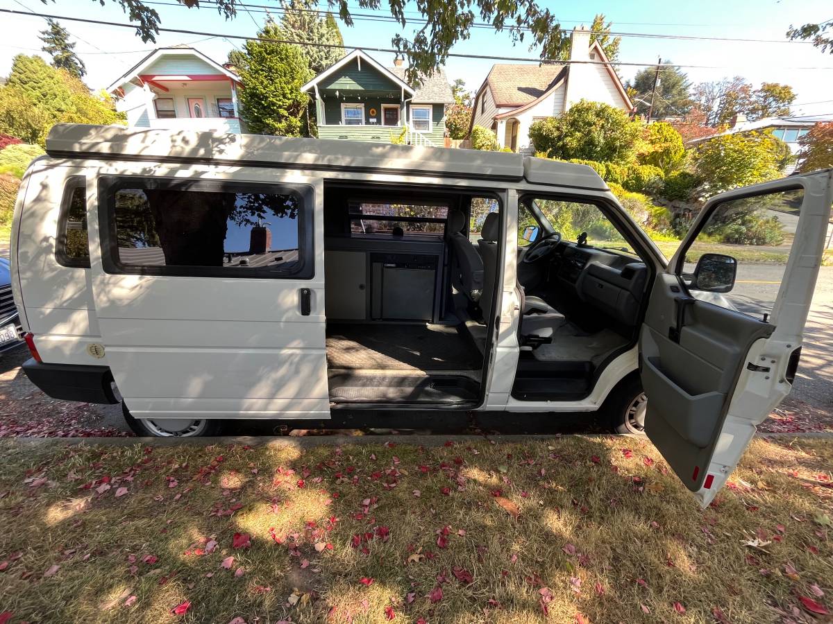 Volkswagen-eurovan-panel-van-1995-white-1