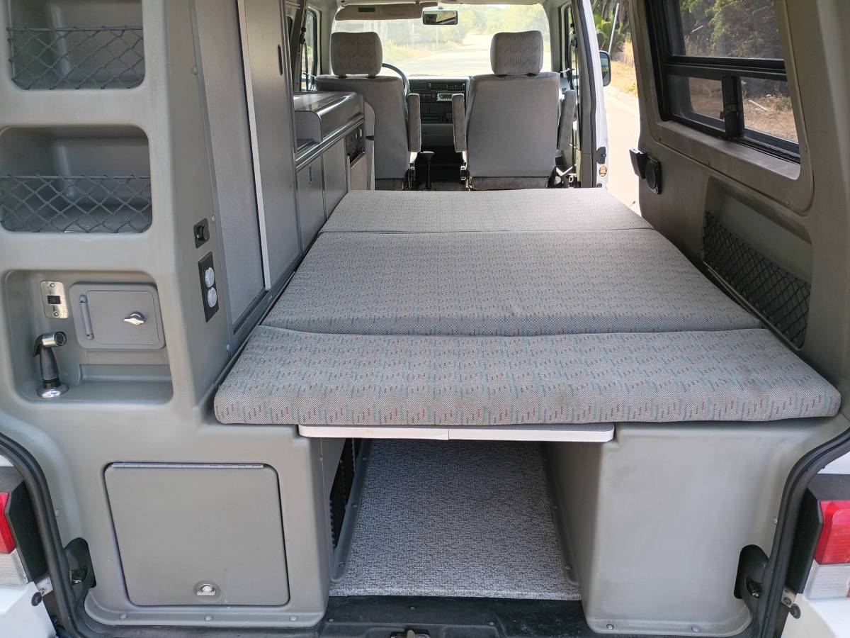 Volkswagen-eurovan-panel-van-1995-white-10