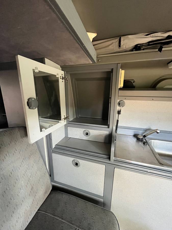 Volkswagen-eurovan-panel-van-1995-white-10