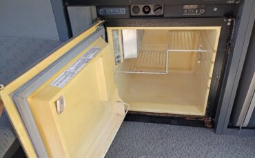 Volkswagen-eurovan-panel-van-1995-white-13