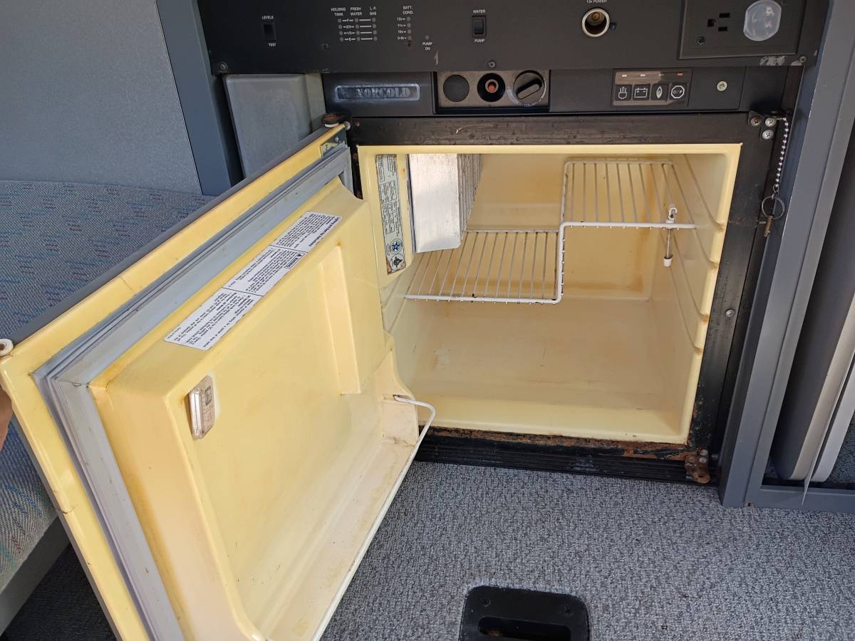 Volkswagen-eurovan-panel-van-1995-white-13
