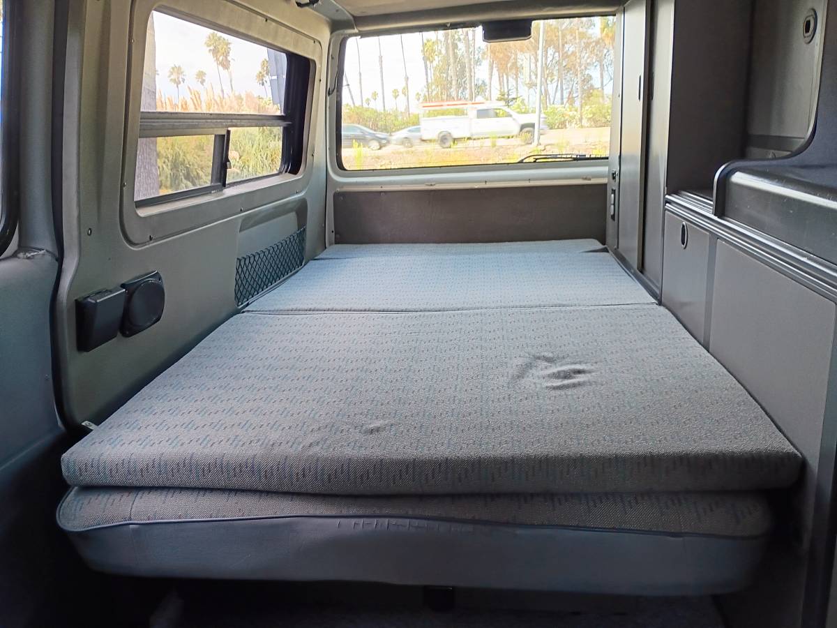Volkswagen-eurovan-panel-van-1995-white-17