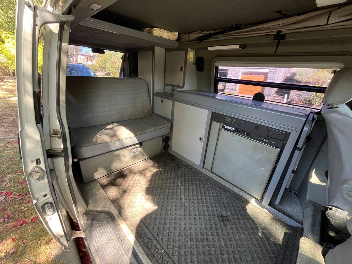 Volkswagen-eurovan-panel-van-1995-white-7