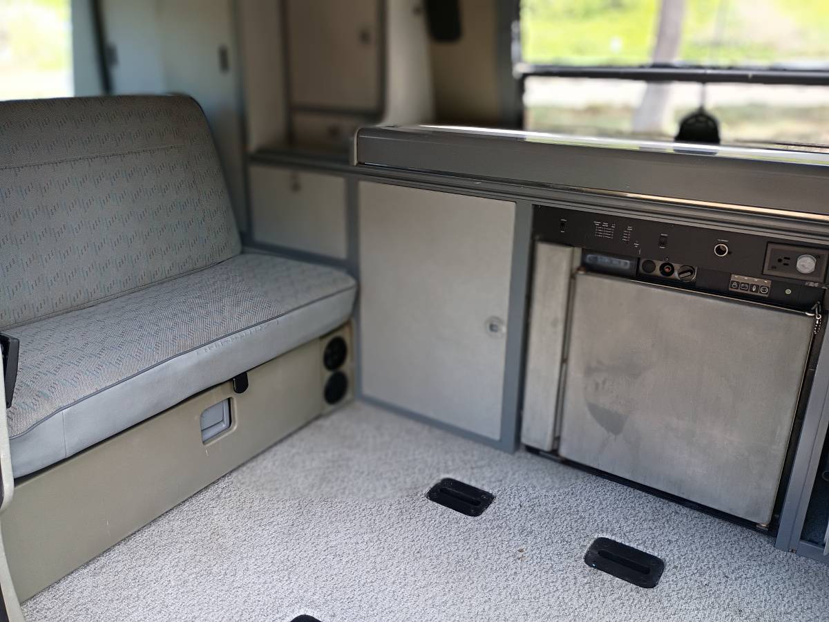 Volkswagen-eurovan-panel-van-1995-white-8