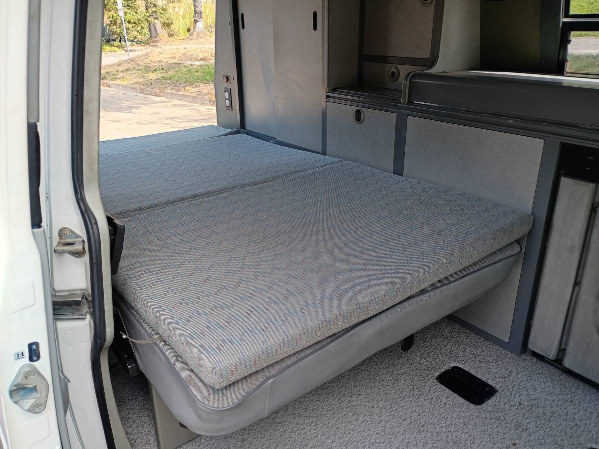 Volkswagen-eurovan-panel-van-1995-white-9