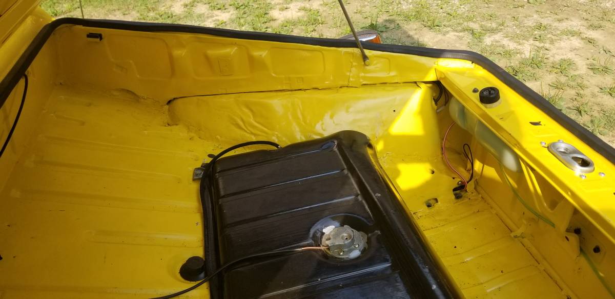 Volkswagen-thing-1974-yellow-11