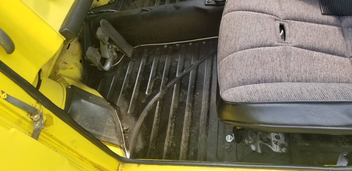 Volkswagen-thing-1974-yellow-15