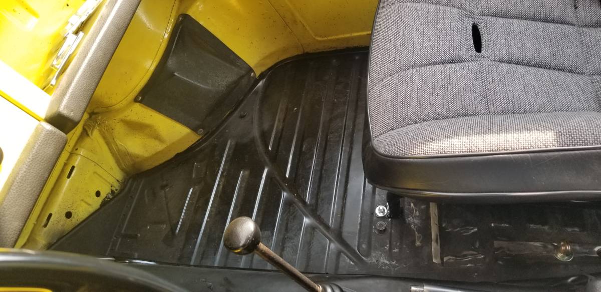 Volkswagen-thing-1974-yellow-16