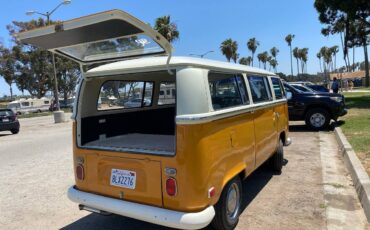 Volkswagen-type2-bus-1971-3
