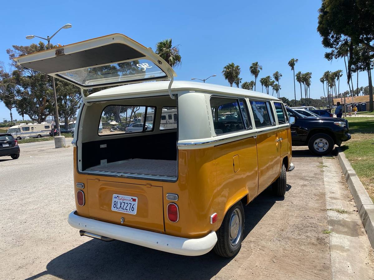 Volkswagen-type2-bus-1971-3