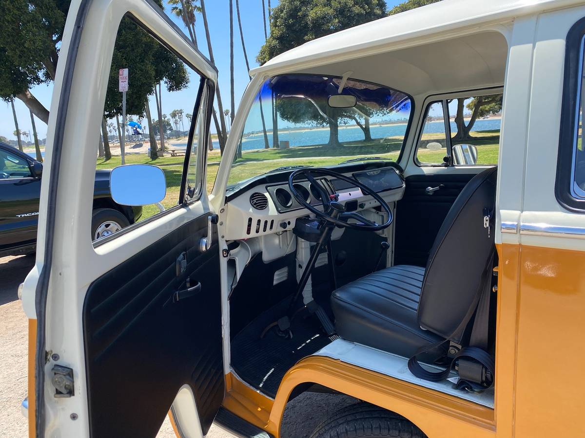 Volkswagen-type2-bus-1971-4