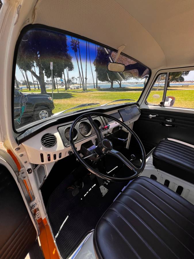 Volkswagen-type2-bus-1971-5