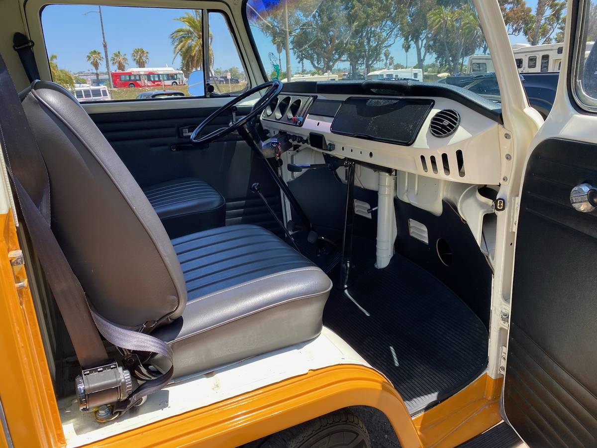 Volkswagen-type2-bus-1971-6