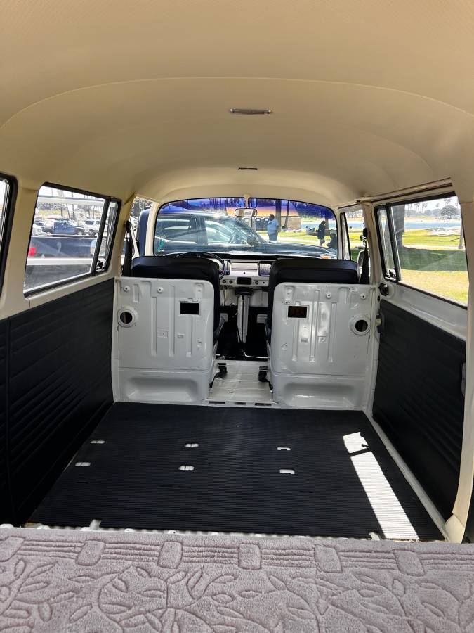 Volkswagen-type2-bus-1971-9