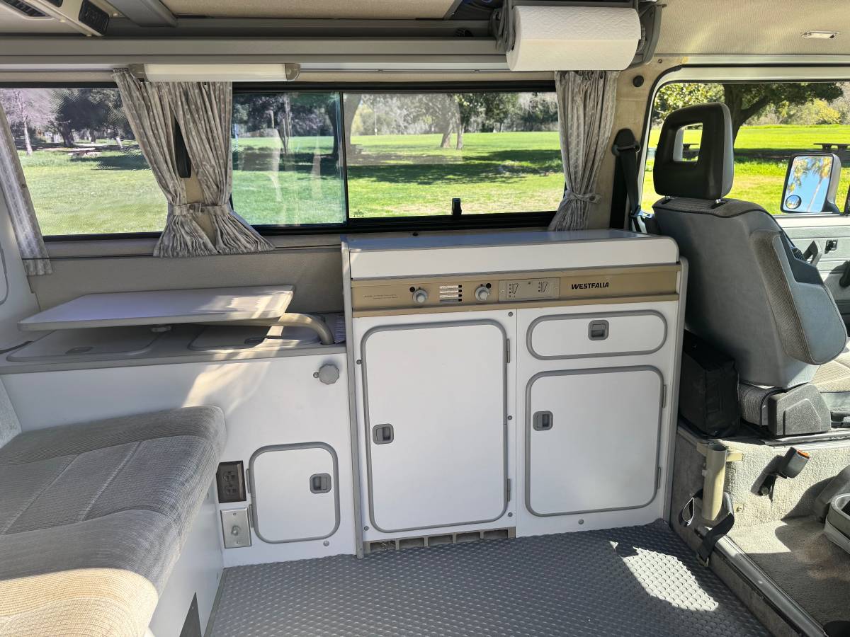 Volkswagen-vanagon-1989-white-11