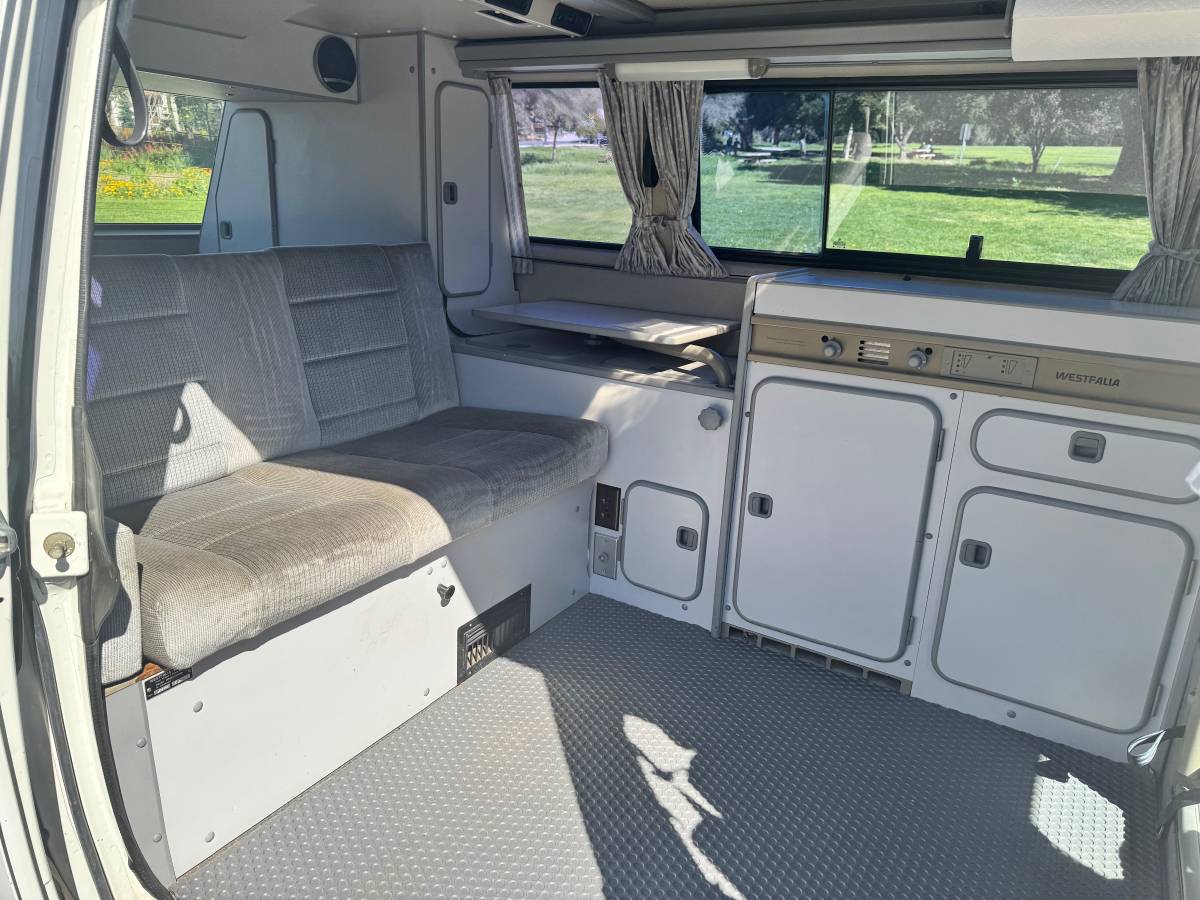 Volkswagen-vanagon-1989-white-3