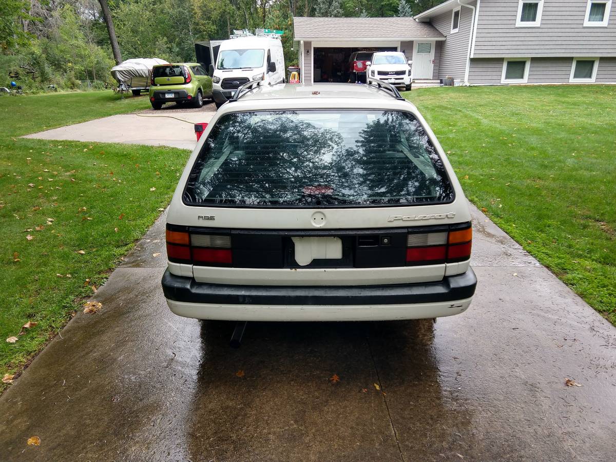 Volswagen-passat-diesel-1991-white-12