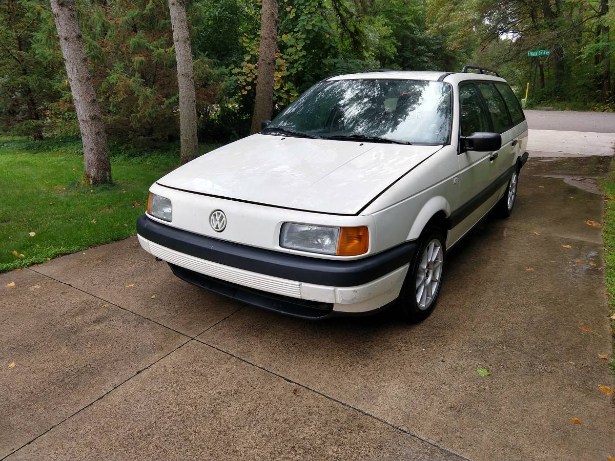 Volswagen-passat-diesel-1991-white