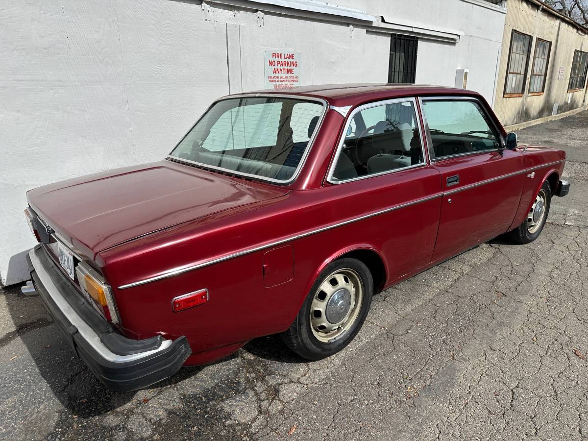 Volvo-142s-1974-5