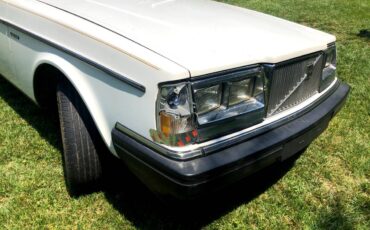 Volvo-240-1984-white-1