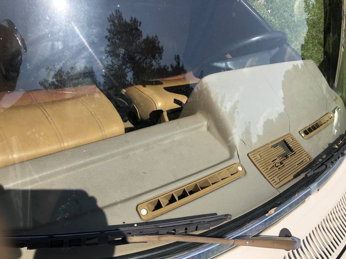 Volvo-240-1984-white-3