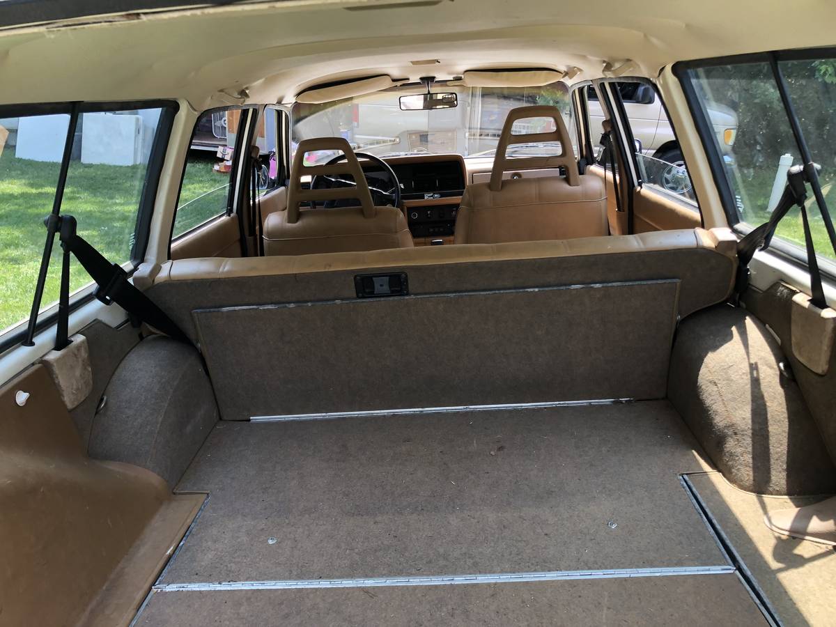 Volvo-240-1984-white-4