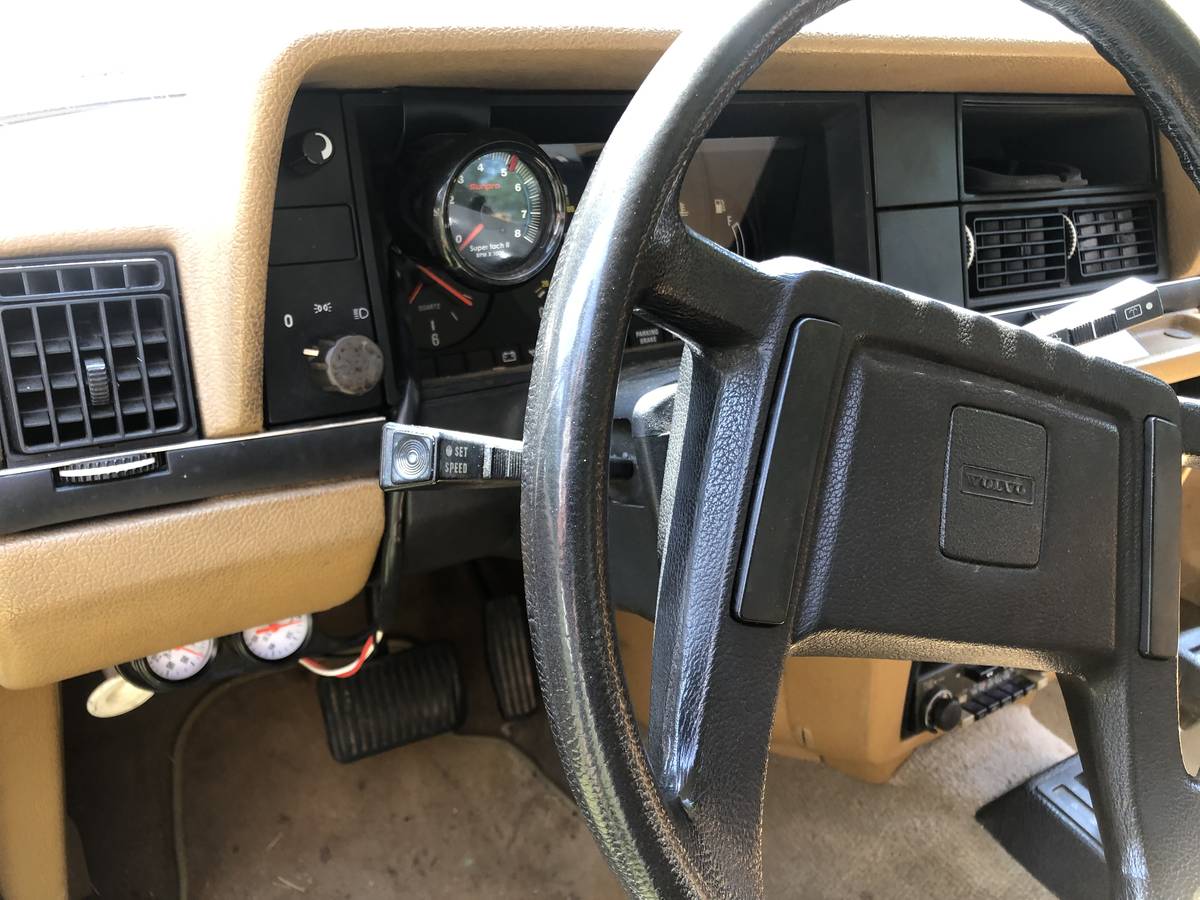 Volvo-240-1984-white-5