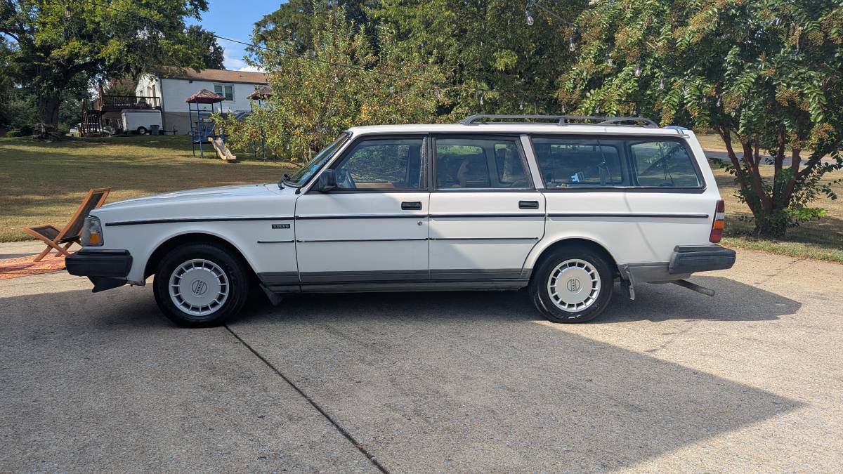 Volvo-240-1986-white-1