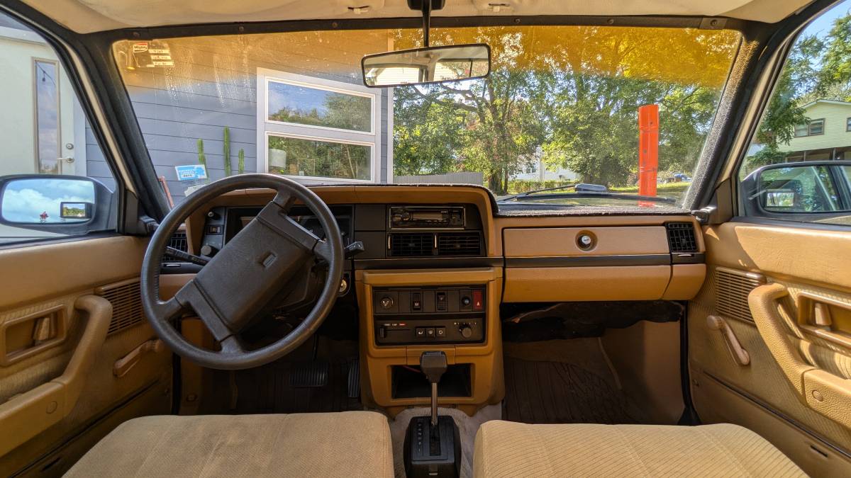 Volvo-240-1986-white-10