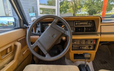 Volvo-240-1986-white-11