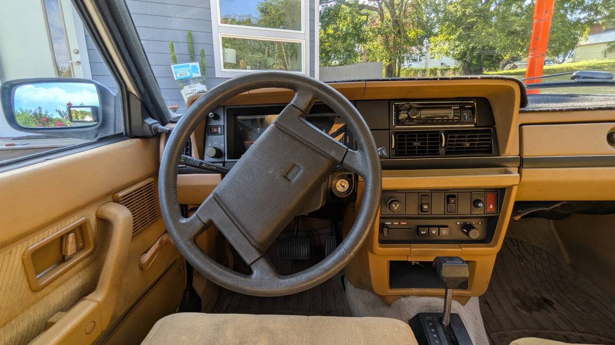 Volvo-240-1986-white-11