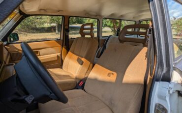 Volvo-240-1986-white-12