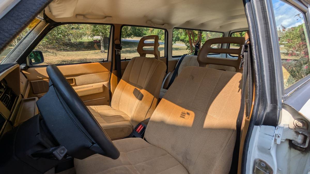 Volvo-240-1986-white-12